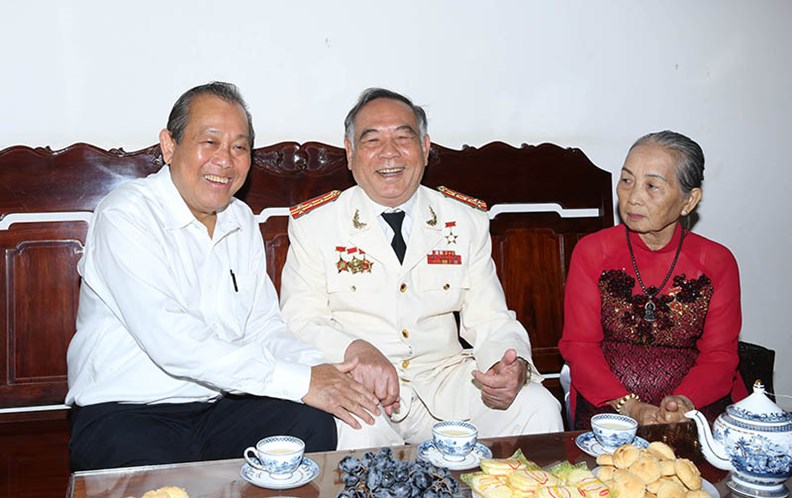 Phó Thủ tướng Trương Hòa Bình tặng quà học sinh nghèo hiếu học - ảnh 3
